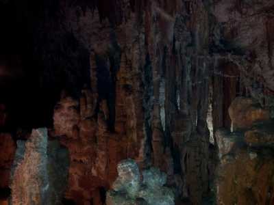Gruppo di stalagmiti con caratteristica colorazione rosa dovuta al deposito degli ossidi di ferro